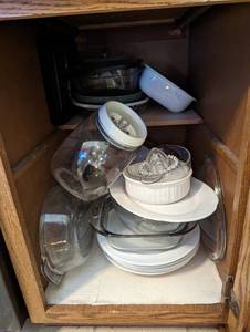 lot 126 image: Contents Of Cupboard - See Pictures