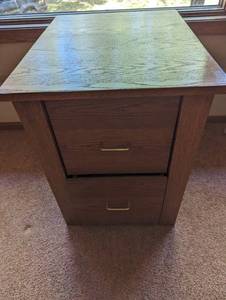 lot 150 image: End Table - INCLUDES CONTENTS OF DRAWERS