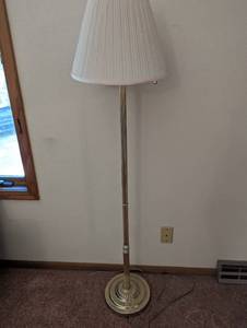 lot 409 image: Standing Floor Lamp