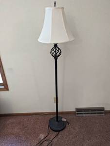 lot 410 image: Standing Floor Lamp