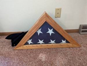 lot 413 image: American Flag in Display