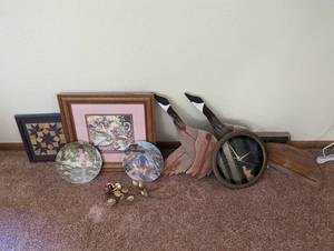lot 416 image: Home Decor Lot - Lots of Wall Art