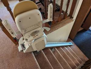 lot 420 image: Home Chair Lift - TESTED WORKS BRING TOOLS TO REMOVE