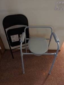 lot 425 image: Bathroom Chair and Folding Chair