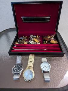 lot 430 image: Mens Watches and Accesories Collection - DOES NOT INCLUDE TABLE