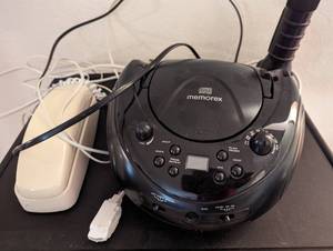 lot 432 image: CD Radio, Flashlight, & Phone