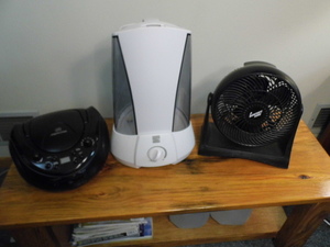 lot 305 image: Electric fan, clock radio and humidifier