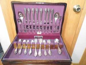 lot 306 image: 1847 Rogers Brothers silverware set in a wood case