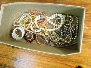 lot 325 image: Lot of costume jewlery