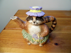 lot 333 image: Racoon teapot