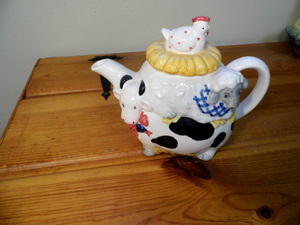 lot 334 image: Farm teapot