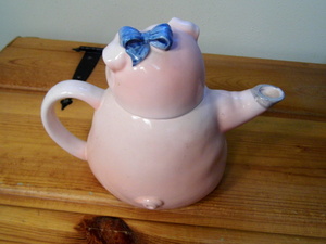 lot 336 image: Pig teapot