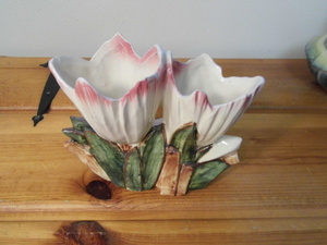 lot 338 image: McCoy floral decor