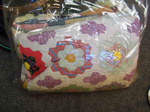 lot 355 image: Quilts and blankets