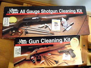 lot 362 image: Gun and shotgun cleaning kits, hunting knife and pellets