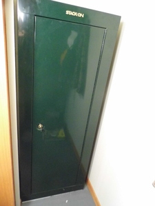 lot 371 image: Stack On gun safe with key.  Secured to the wall by 2 Phillips screws