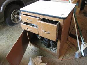 lot 70 image: 3-drawer Shop cabinet with 1-door loaded with an assortment of sanding tools and supplies
