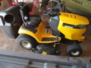 lot 1 image: Very Nice Cub Cadet LT 46 Signature Cut riding lawnmower with twin bagger
