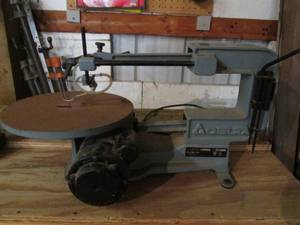 lot 9 image: Delta 16 Variable Speed Scroll Saw