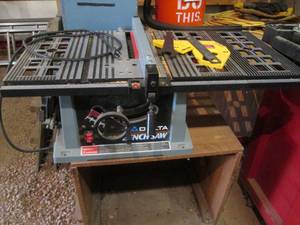 lot 20 image: Delta 10 Bench saw plus center finder tools