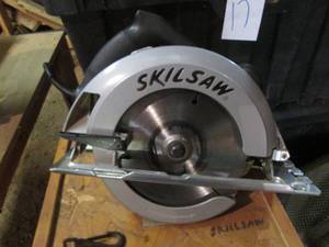 lot 42 image: Skilsaw 7 14 circular saw with additional blades and hand made wood case