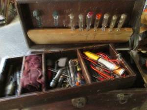 lot 43 image: Antique wood toolbox with an assortment of machinist tools and accessories