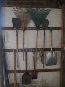 lot 75 image: Collection of shovels, rakes and post hole digger