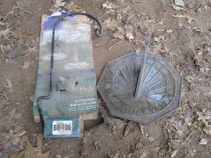 lot 84 image: Heavy duty metal Sundial wnd shepherds hook attachment