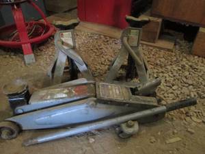 lot 87 image: Pair of 3-ton jack stands with 2-ton hydraulic floor jack