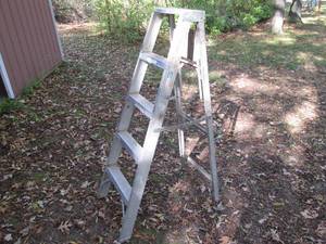 lot 88 image: 5ft aluminum step ladder