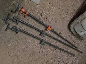 lot 91 image: Trio of heavyvduty pipe clamps
