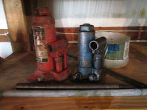 lot 96 image: Pair of automotive bottle jacks