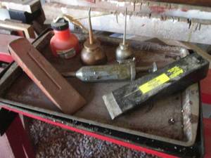lot 100 image: Vintage mini-oil cans, 5lb slitting wedges, vintage grease gun