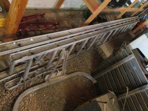 lot 452 image: 1428ft aluminum extension ladder with stabilizer