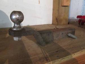 lot 455 image: 2 Receiver hitch with 2 ball