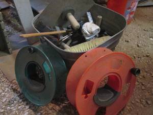 lot 471 image: Vintage Metal wash tub with a variety of masonry and painting supplies and cord reels