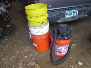 lot 483 image: 6.5amp bucket max shop vac with additional buckets