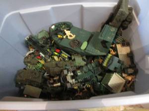 lot 484 image: Covered tote with Vintage army themed Legos and plastic army men