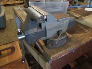 lot 486 image: Heavy duty metal craftsman 6 Bench vise