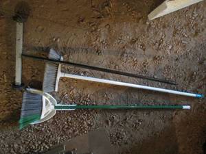 lot 491 image: Magnetic sweeper and shop brooms