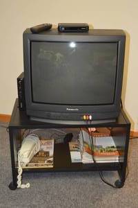 lot 258 image: Vintage Panasonic CT-20G6E Color TV with Cables, Accessories, and TV Stand