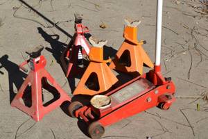 lot 157 image: Professional 3 ton capacity hydralic floor jack. 4, 6 ton capacity jack stands