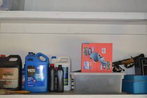lot 171 image: Shelf Contents