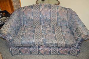 lot 250 image: Floral Pattern Couch