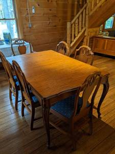 lot 13 image: Table w  6 Chairs