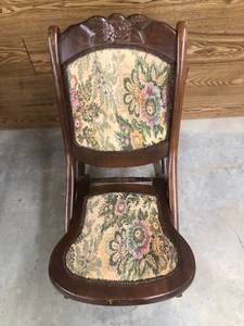 lot 21 image: Folding Wood Rocking Chair