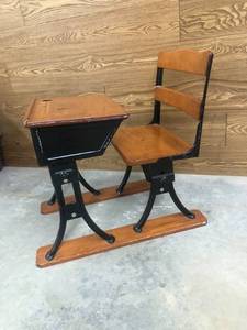 lot 17 image: Vintage School Desk