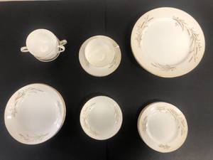 lot 27 image: 23 - Piece Golden Harvest Fine China - Japan