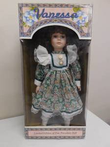 lot 22 image: 2 - Collectors Edition Vanessa Ricardi Dolls