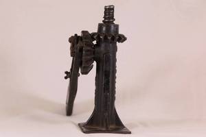 lot 32 image: Vintage MFG Co. Elite Carjack Missing Top